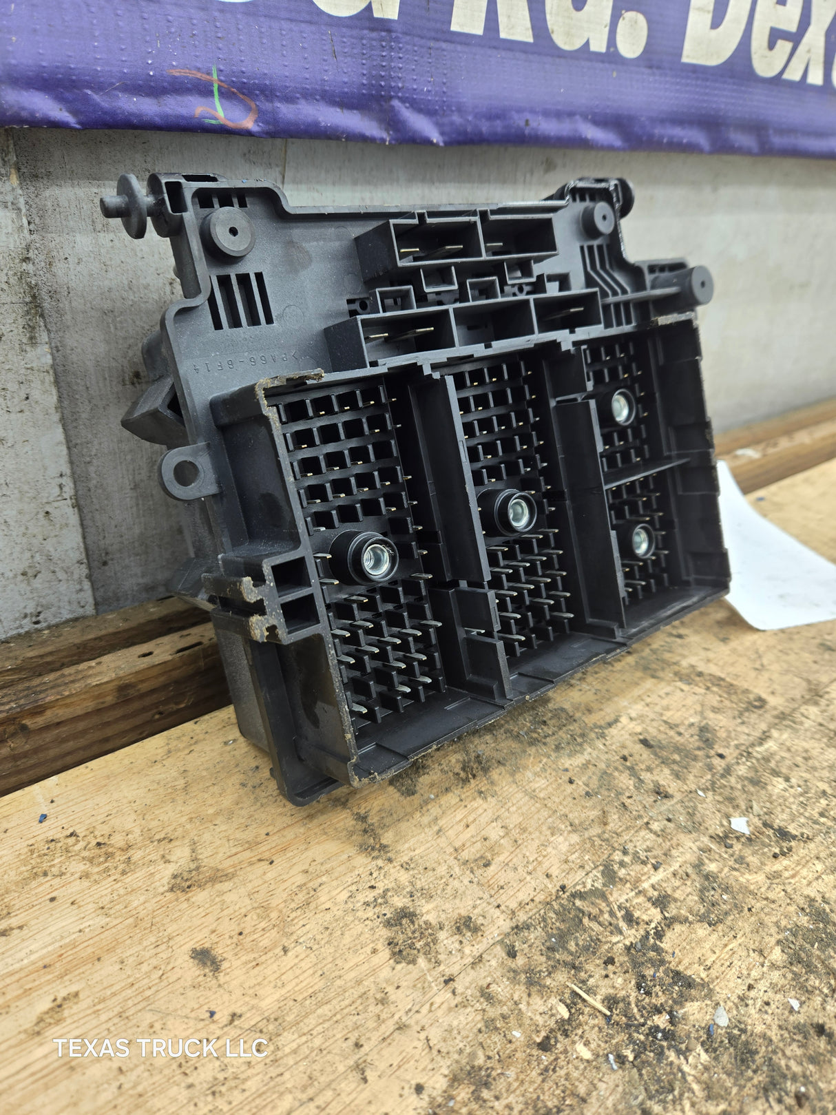 2003-2005 Chevrolet Silverado / GMC Sierra 1500 250 3500 Engine Bay Fuse Box