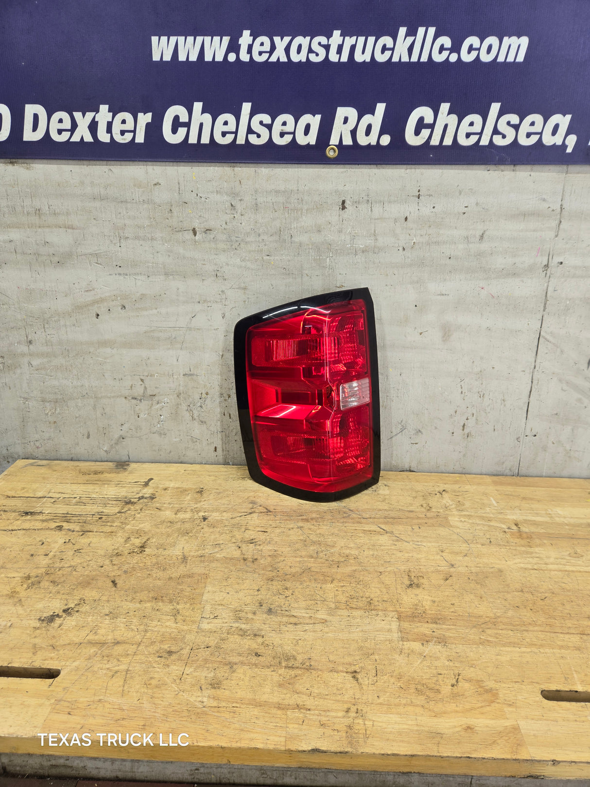 2014-2019 Chevy Silverado Driver Side Halogen Tail Light 84288722
