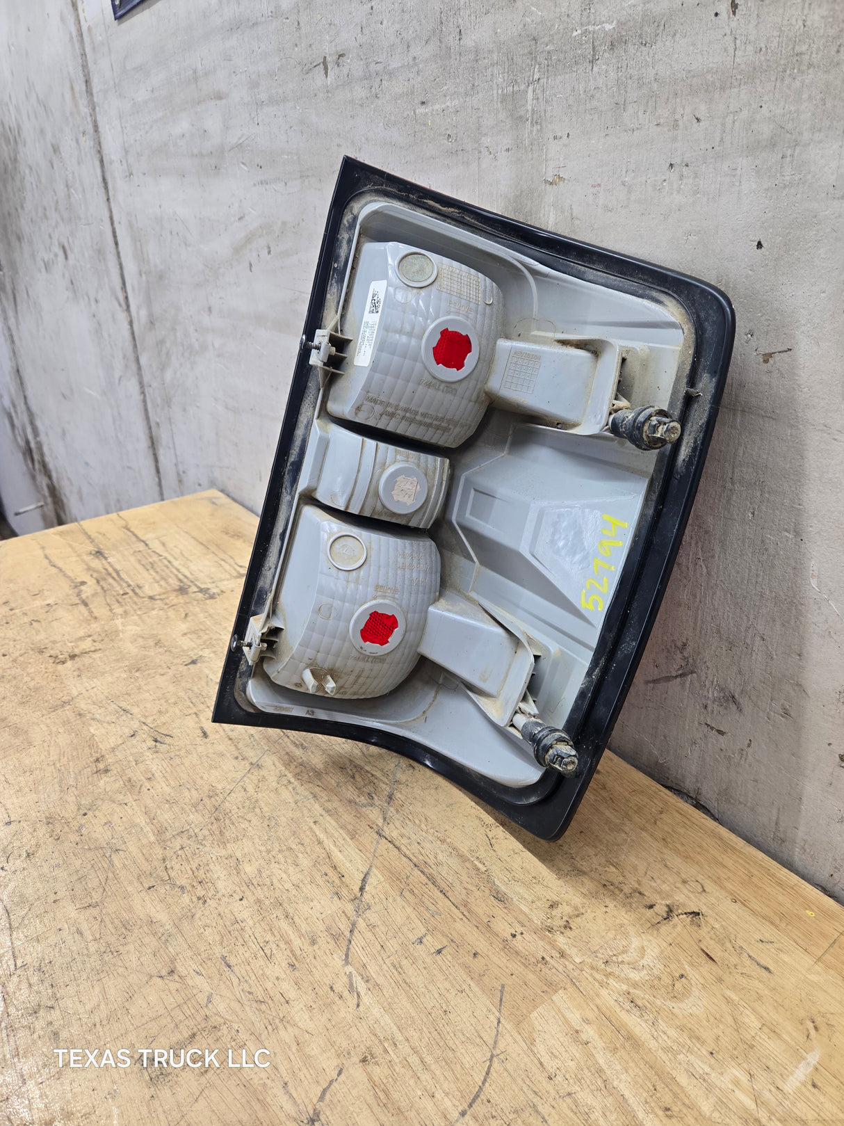 2014-2019 Chevy Silverado Driver Side Halogen Tail Light 84288722