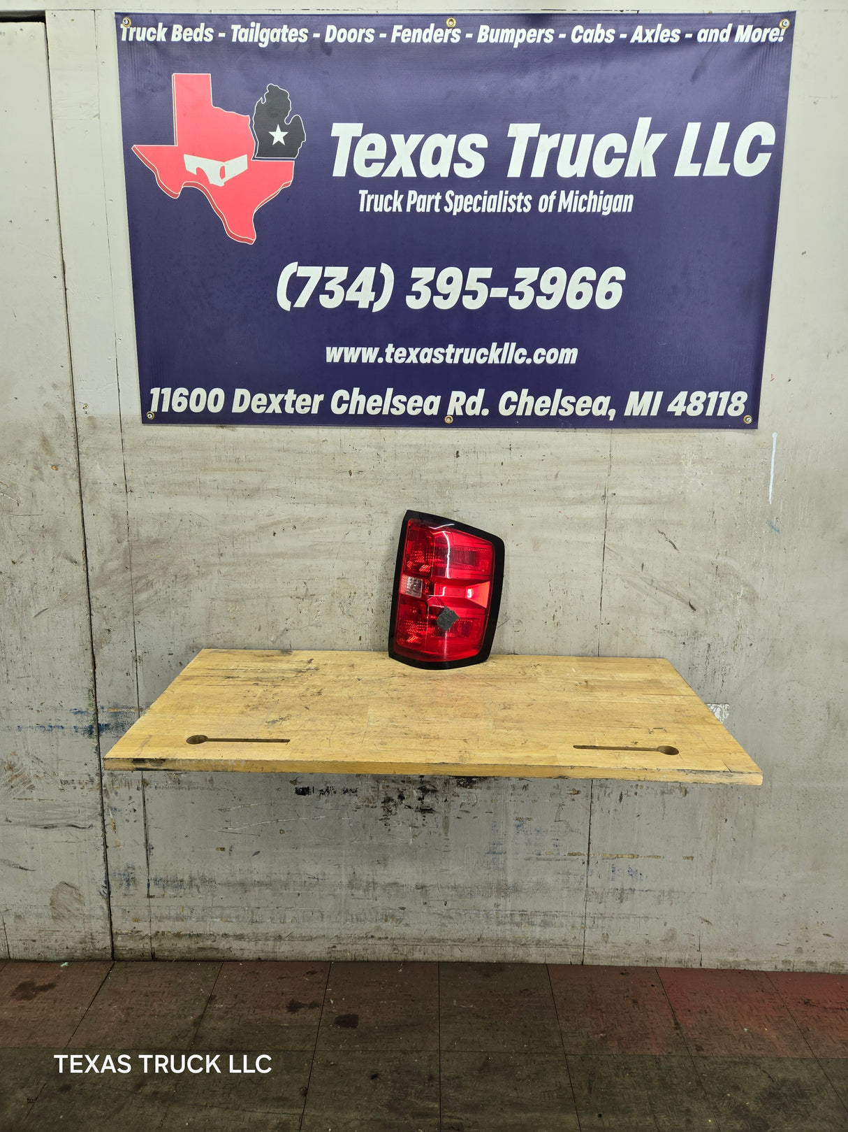 2014-2019 Chevy Silverado Passenger Side Halogen Tail Light 84288723