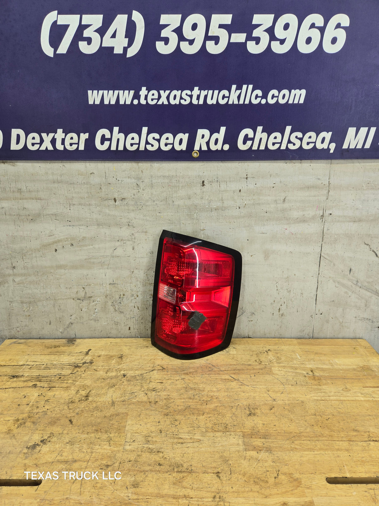 2014-2019 Chevy Silverado Passenger Side Halogen Tail Light 84288723