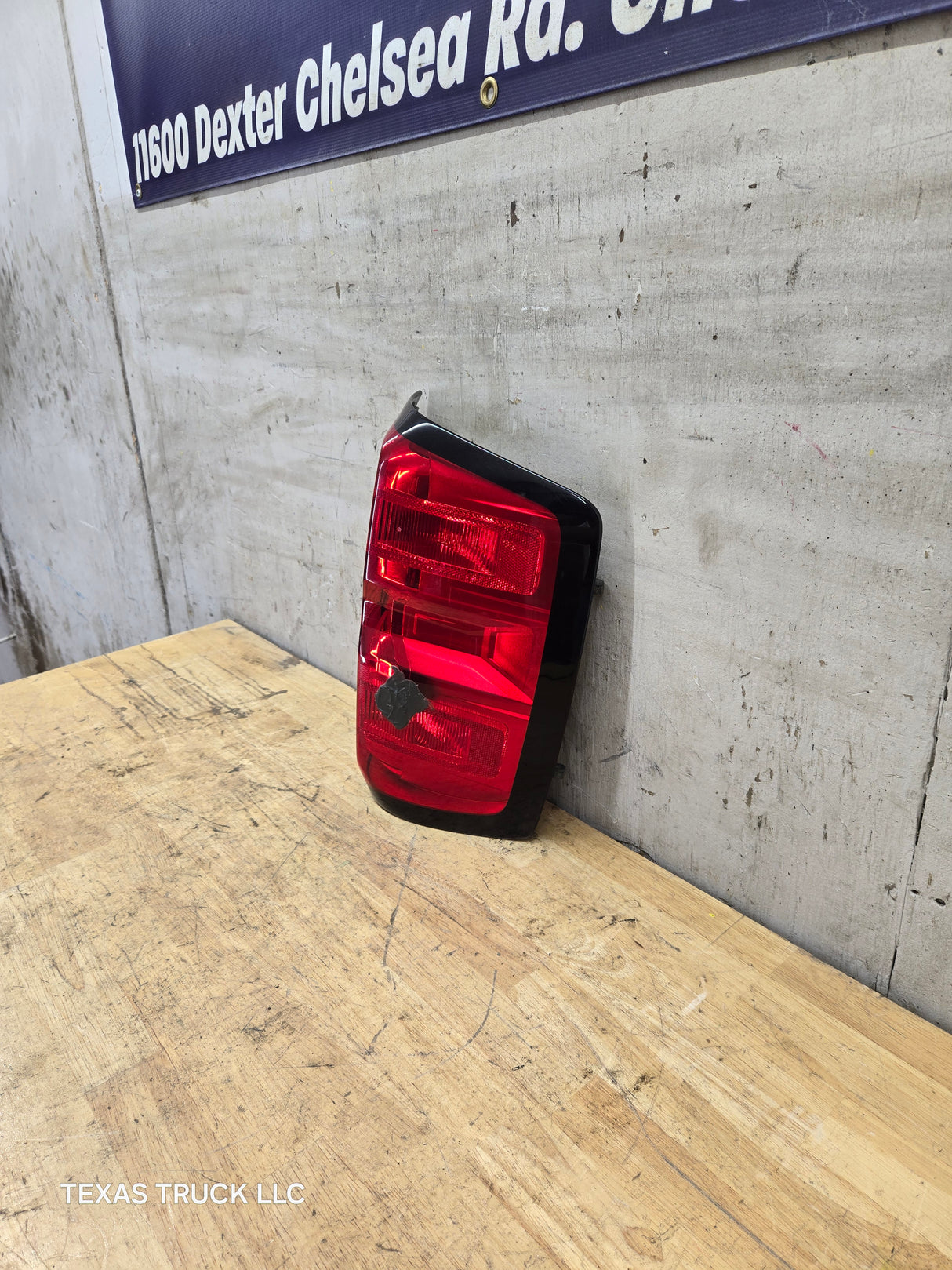 2014-2019 Chevy Silverado Passenger Side Halogen Tail Light 84288723