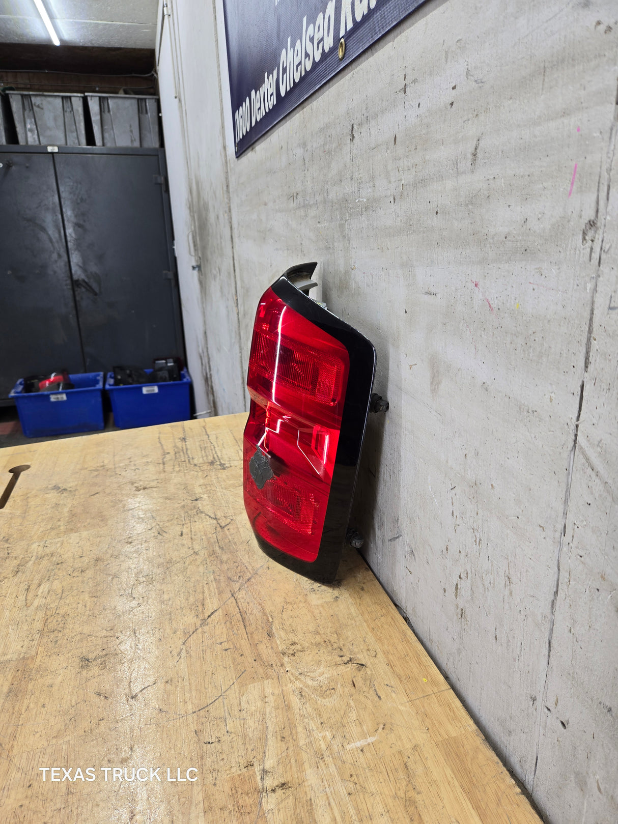 2014-2019 Chevy Silverado Passenger Side Halogen Tail Light 84288723