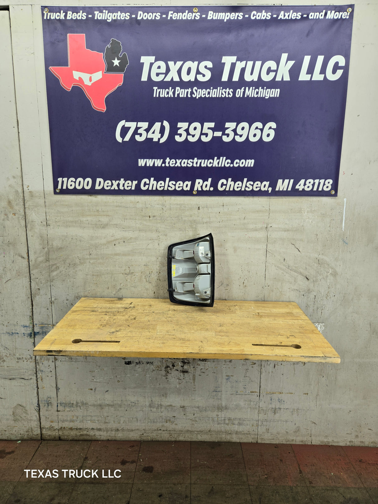 2014-2019 Chevy Silverado Passenger Side Halogen Tail Light 84288723