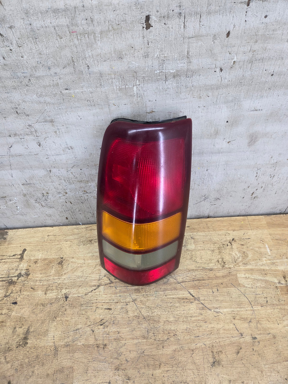 1999–2007 Chevrolet Silverado/GMC Sierra Driver Side Tail Light