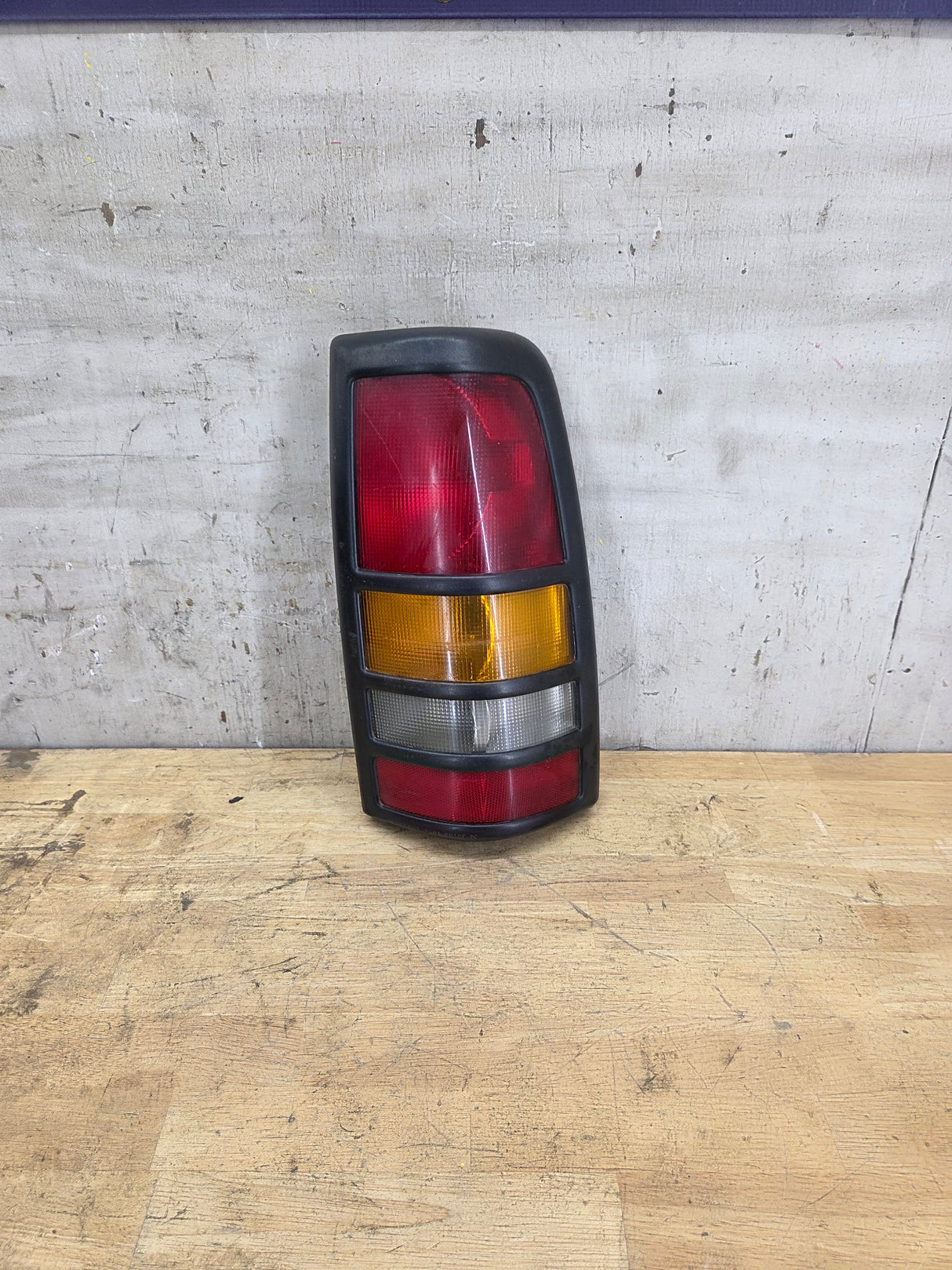 2001–2003 Chevrolet Silverado/GMC 3500 Dually Passenger Side Tail Light