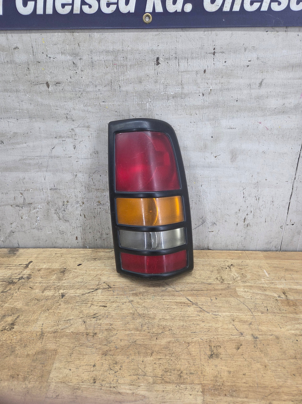 2001–2003 Chevrolet Silverado/GMC 3500 Dually Passenger Side Tail Light