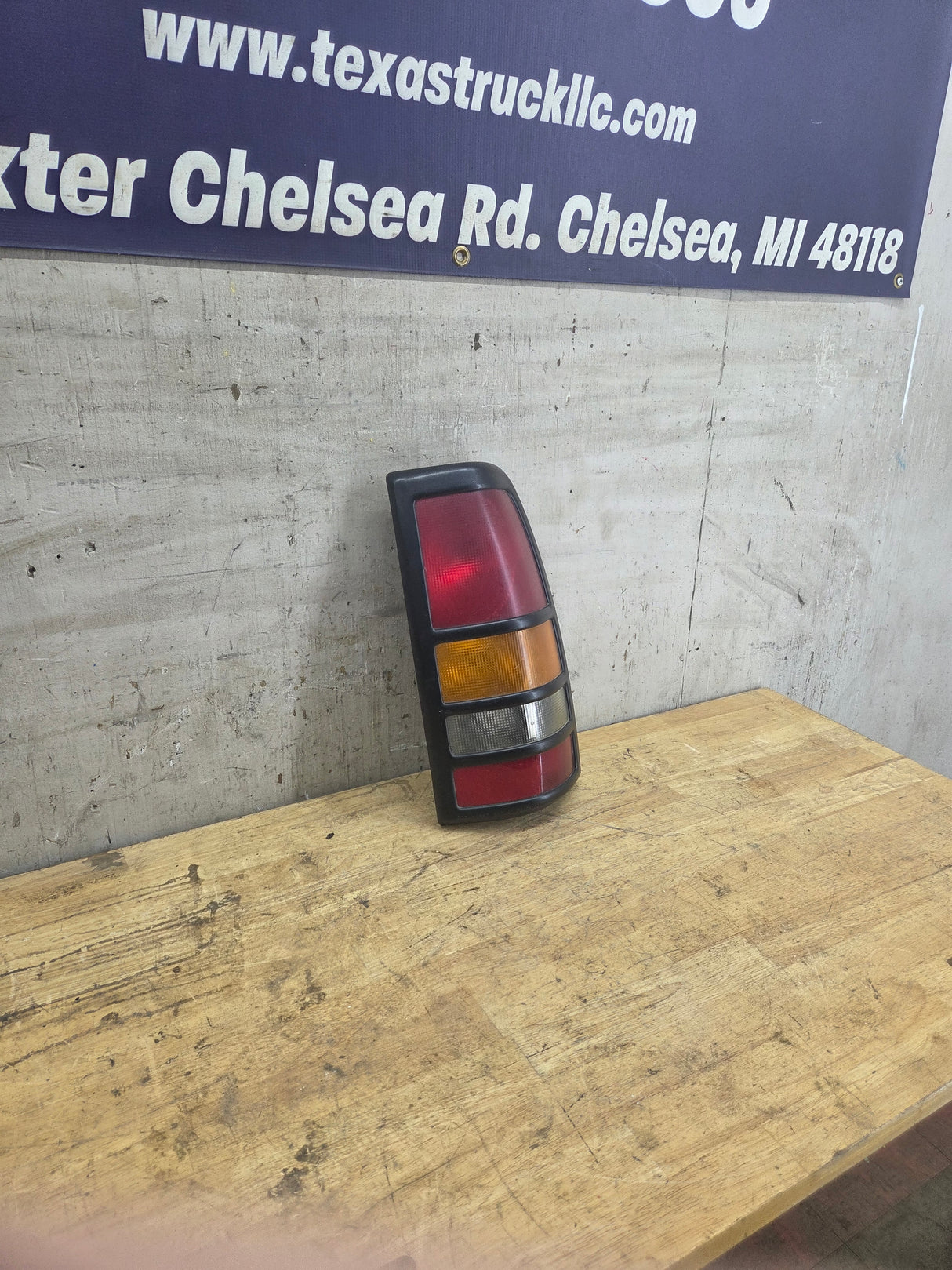 2001–2003 Chevrolet Silverado/GMC 3500 Dually Passenger Side Tail Light