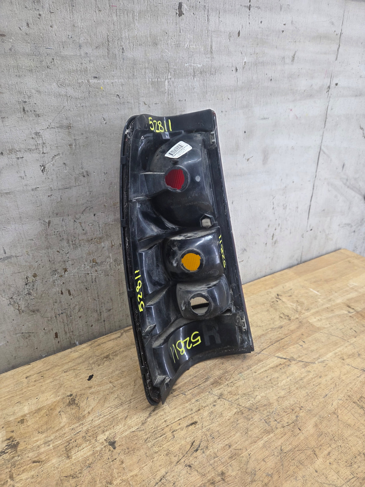 2001–2003 Chevrolet Silverado/GMC 3500 Dually Passenger Side Tail Light