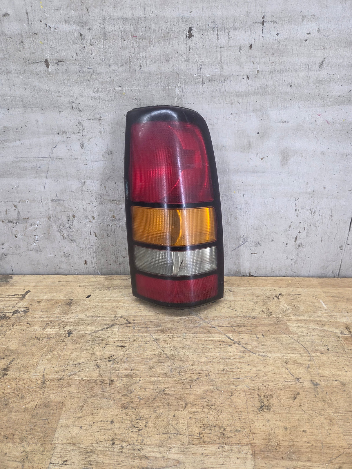 1999–2007 Chevrolet Silverado/GMC Sierra Passenger Side Tail Light
