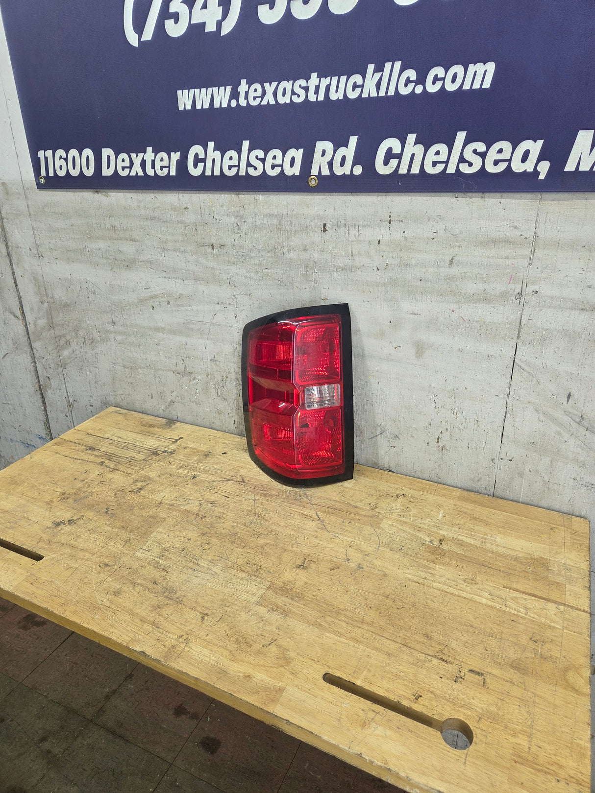 2014-2019 Chevy Silverado Driver Side Halogen Tail Light 84019503