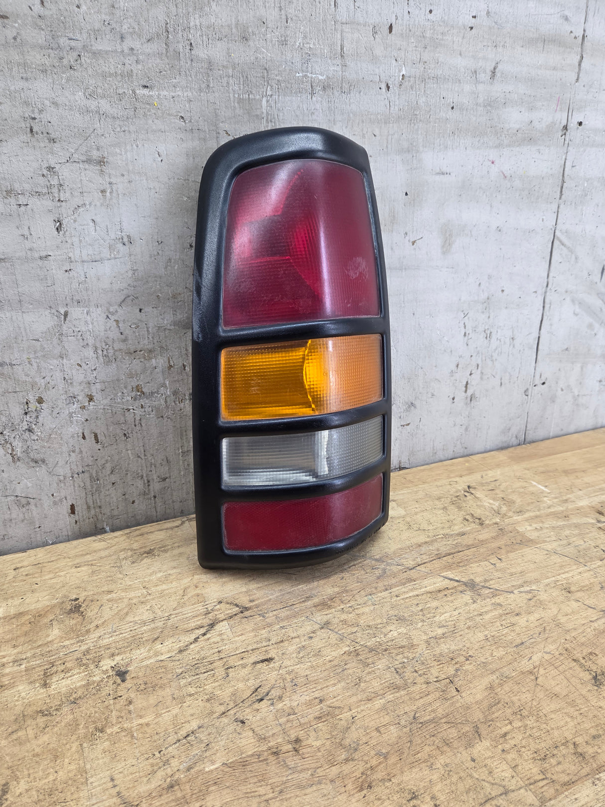 2001–2003 Chevrolet Silverado/GMC 3500 Dually Driver Side Tail Light