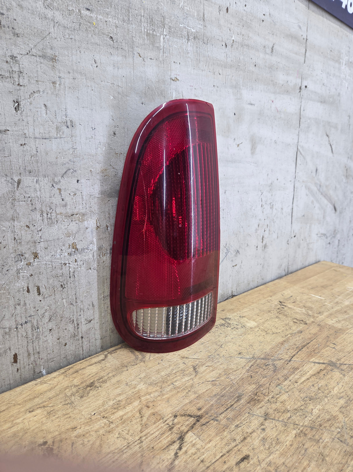 1999-2007 Ford Super Duty Driver Side Tail Light F250 F350 F450 F550