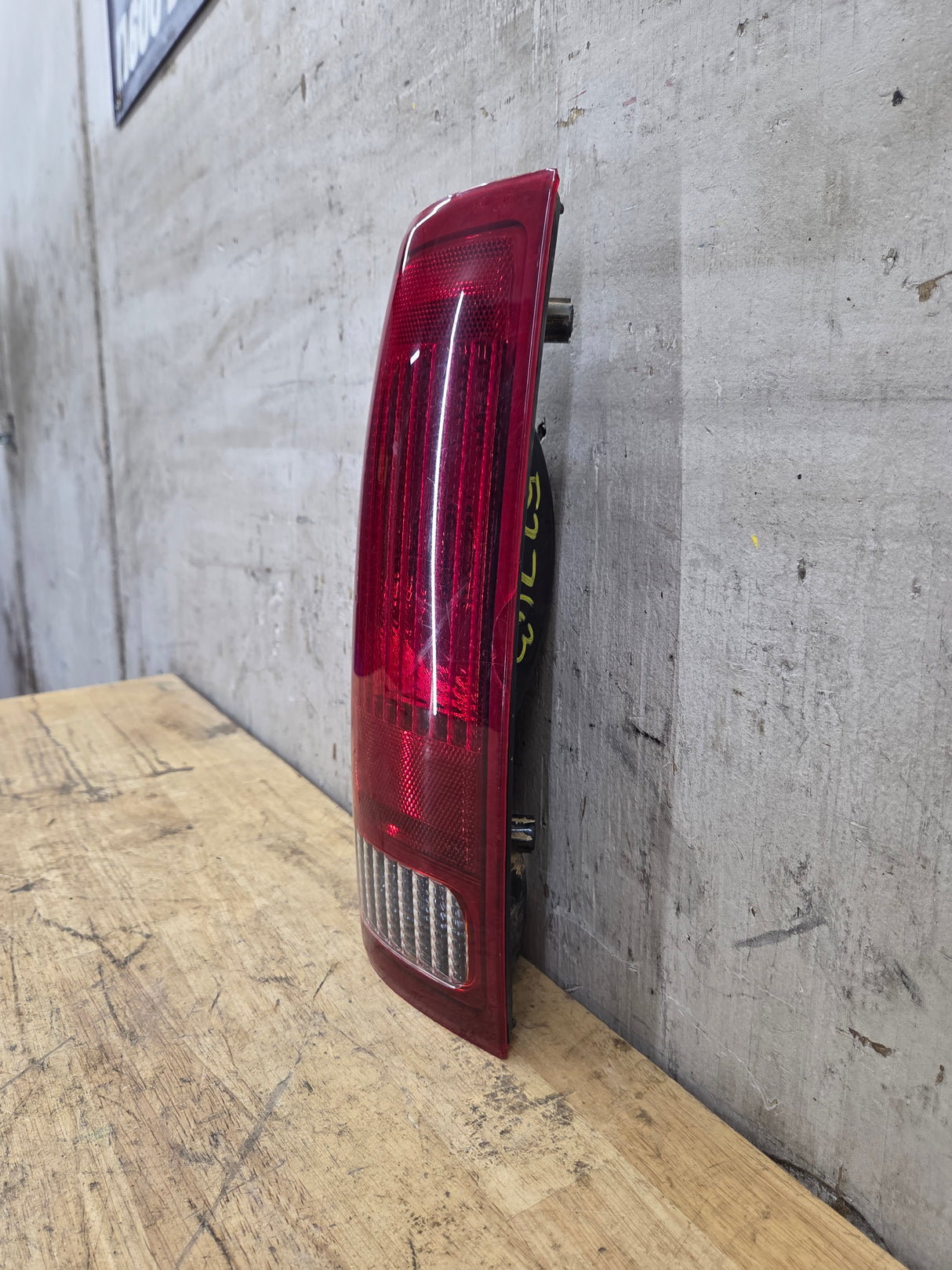 1999-2007 Ford Super Duty Driver Side Tail Light F250 F350 F450 F550