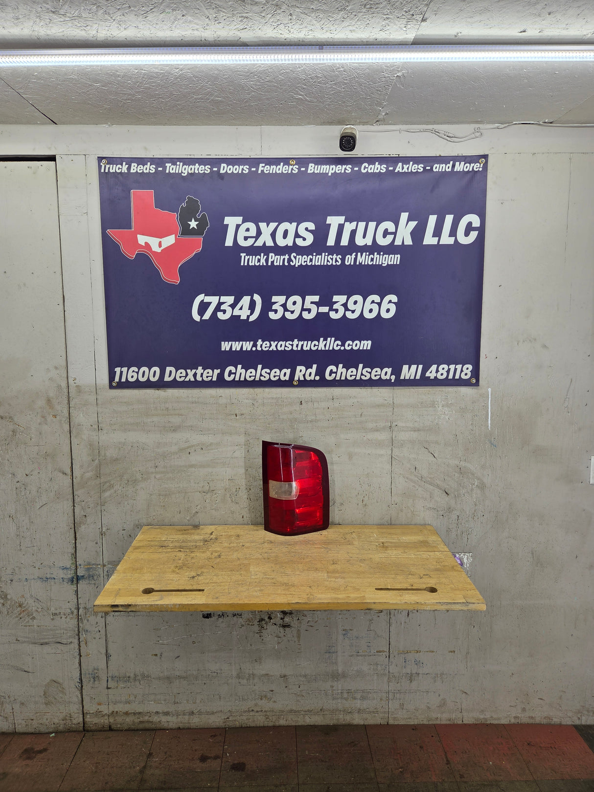2007-2013 Chevrolet Silverado Passenger Side Tail Light 25958483