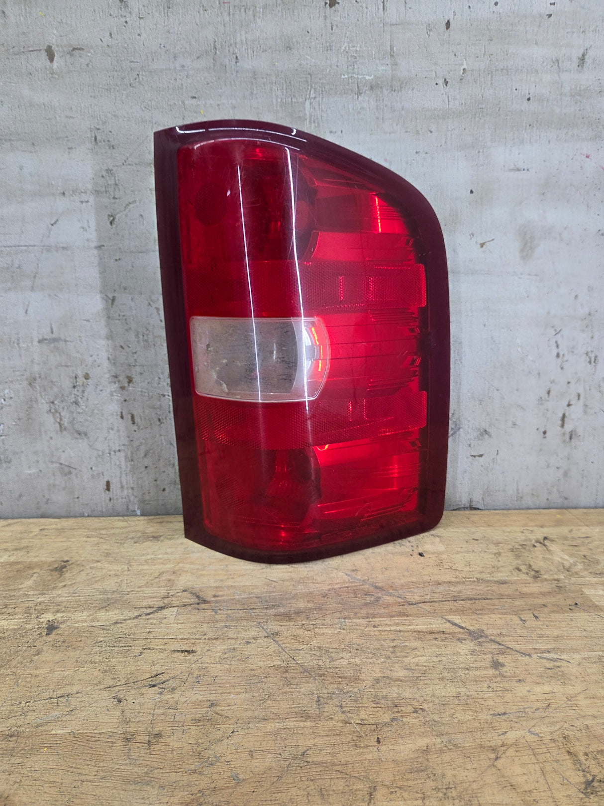 2007-2013 Chevrolet Silverado Passenger Side Tail Light 25958483