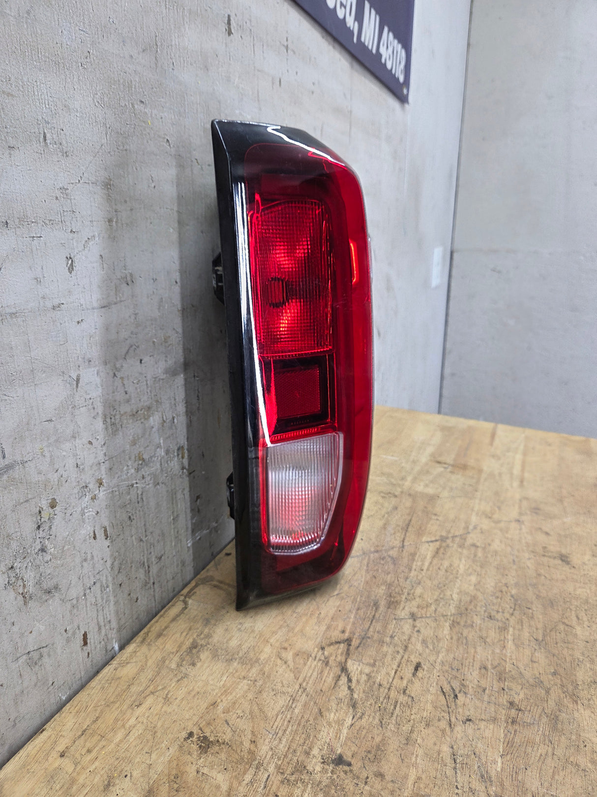 2019-2026 GMC Sierra Passenger Side Halogen Tail Light 85105349