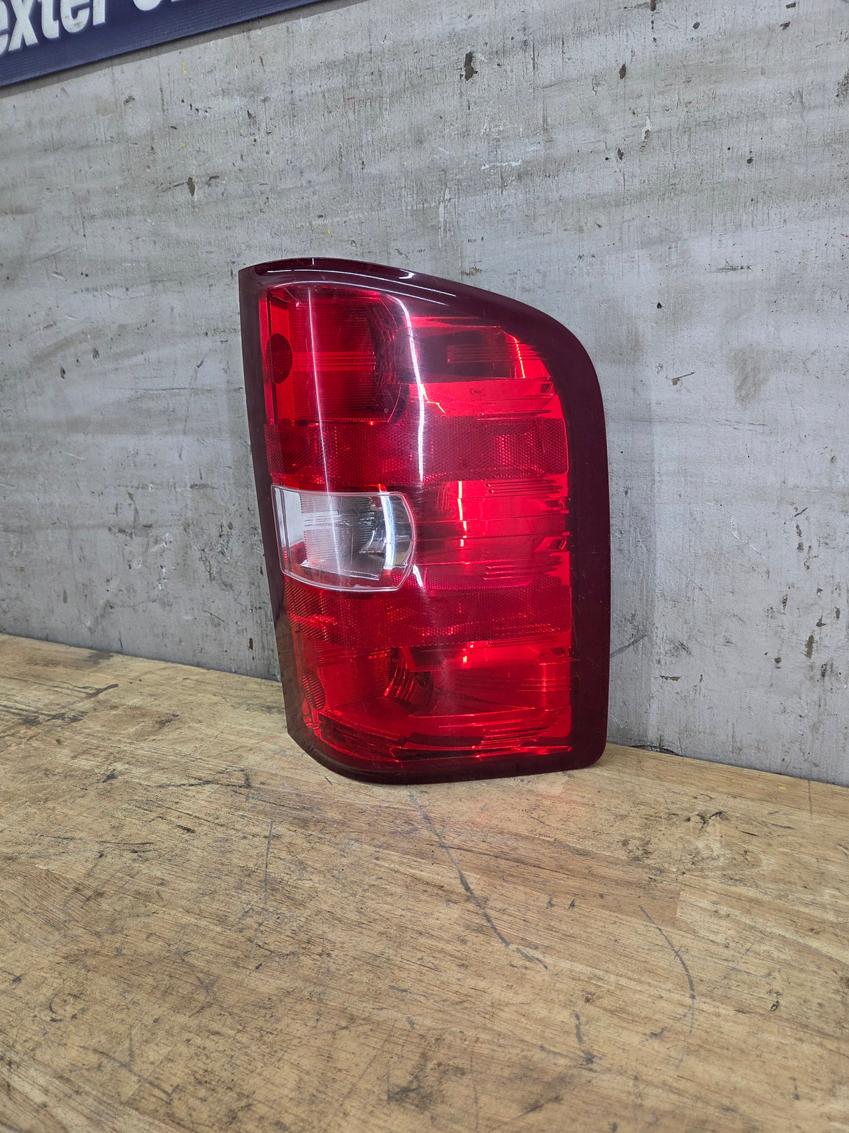 2007-2013 Chevrolet Silverado Passenger Side Tail Light 25958483