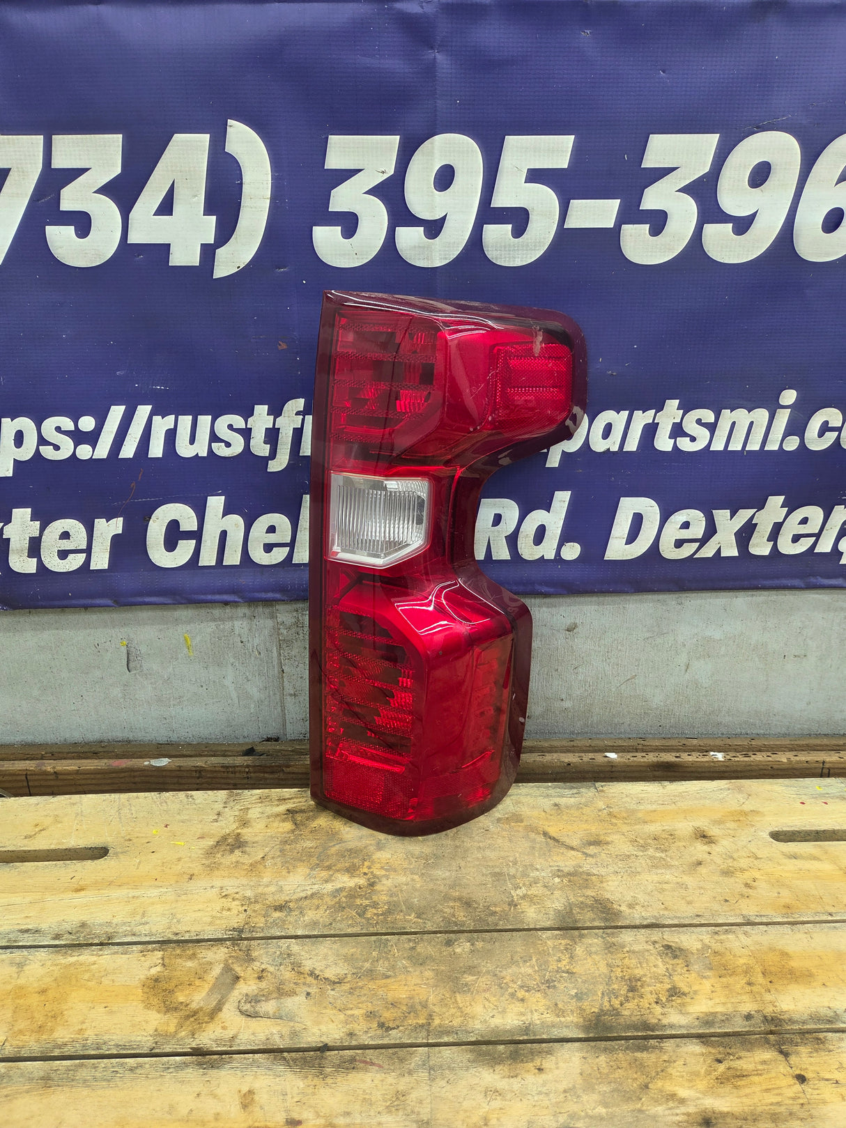 2019-2026 Chevy Silverado Passenger Side Halogen Tail Light 85161937