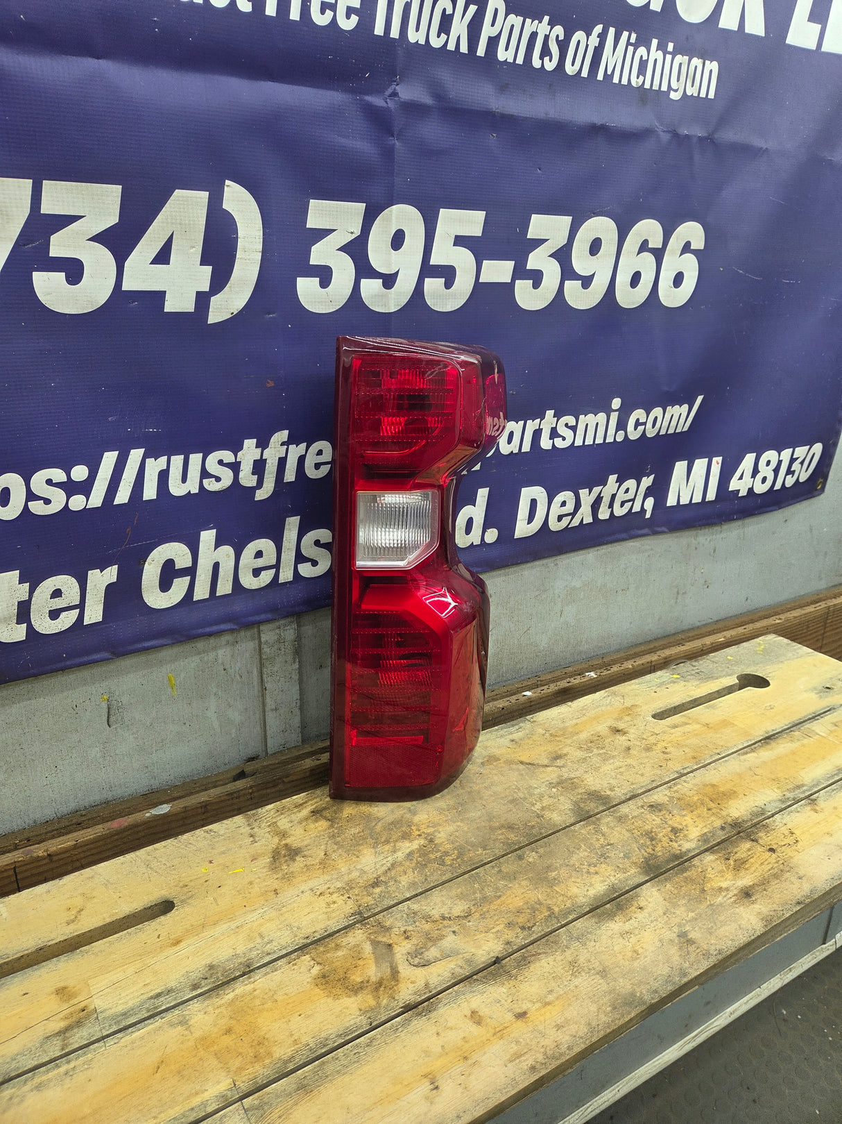 2019-2026 Chevy Silverado Passenger Side Halogen Tail Light 85161937