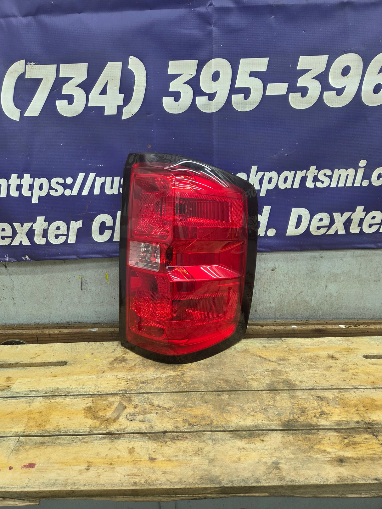 2014-2019 Chevy Silverado Passenger Side Halogen Tail Light 23295939