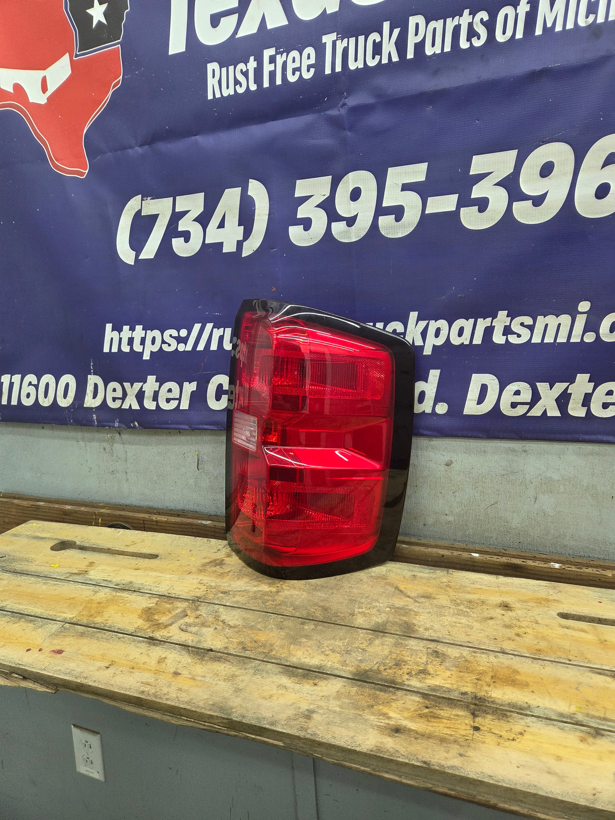 2014-2019 Chevy Silverado Passenger Side Halogen Tail Light 23295939