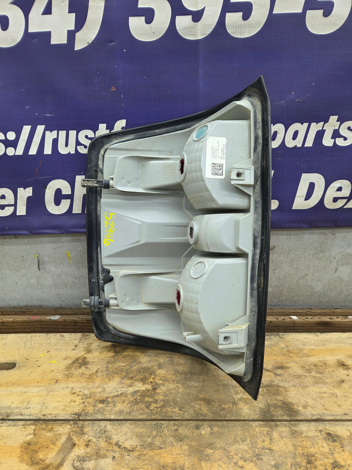 2014-2019 Chevy Silverado Passenger Side Halogen Tail Light 23295939