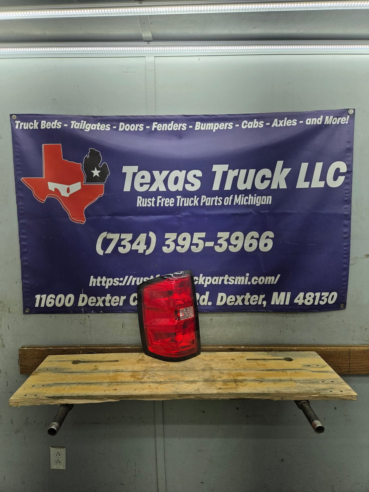 2014-2019 Chevy Silverado Driver Side Halogen Tail Light 84019503
