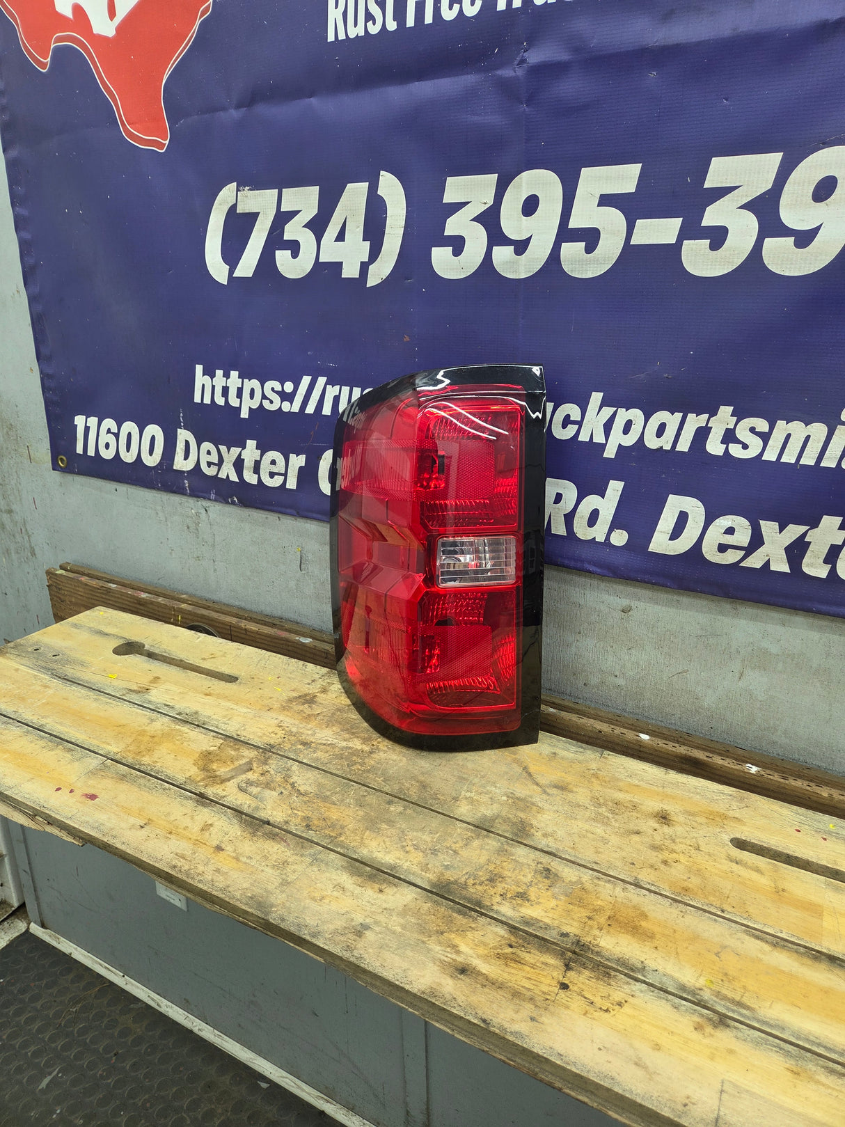 2014-2019 Chevy Silverado Driver Side Halogen Tail Light 84019503
