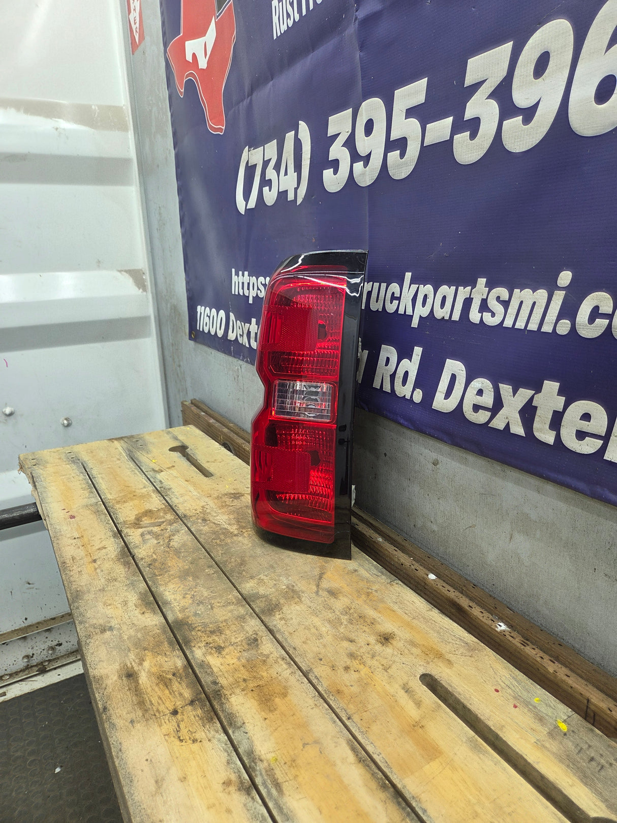 2014-2019 Chevy Silverado Driver Side Halogen Tail Light 84019503