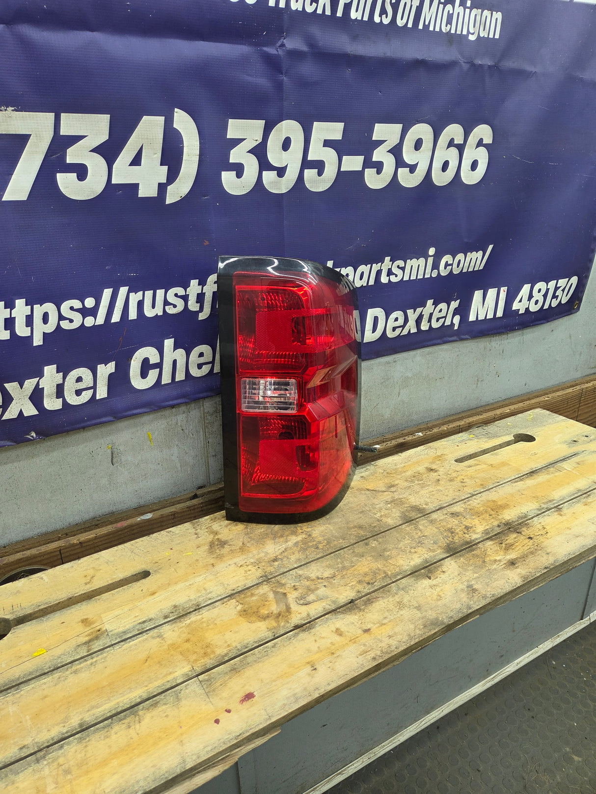 2014-2019 Chevy Silverado Passenger Side Halogen Tail Light 23431876