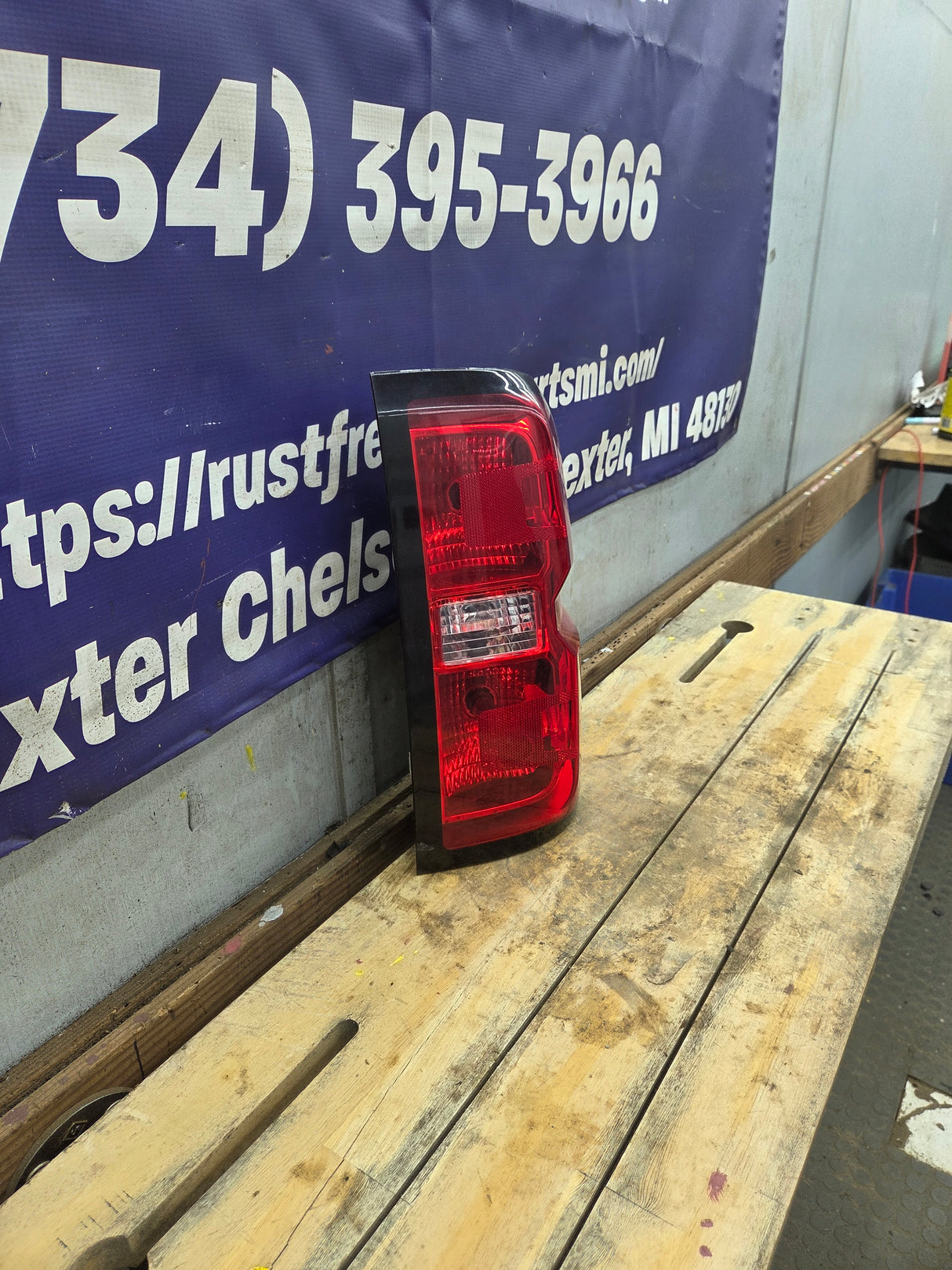 2014-2019 Chevy Silverado Passenger Side Halogen Tail Light 23431876