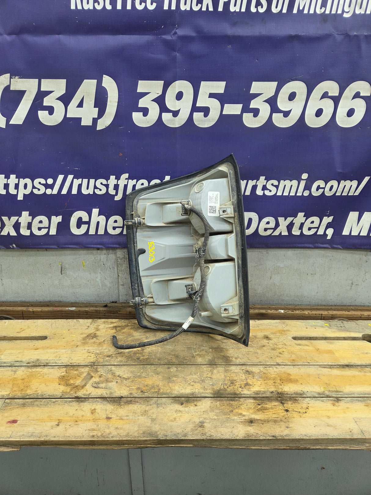 2014-2019 Chevy Silverado Passenger Side Halogen Tail Light 23431876