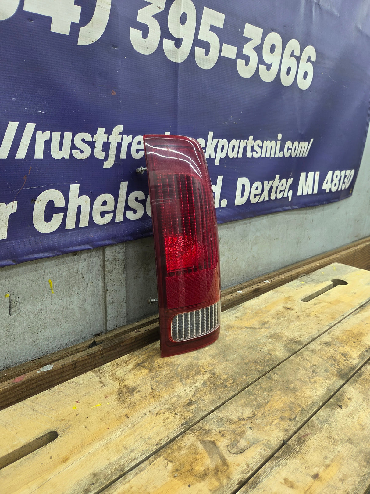 1999-2007 Ford Super Duty Passenger Side Tail Light F250 F350 F450 F550