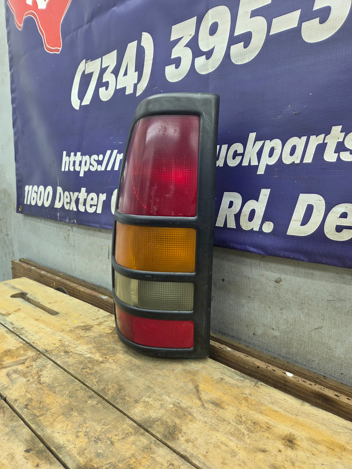 2001–2003 Chevrolet Silverado/GMC 3500 Dually Driver Side Tail Light