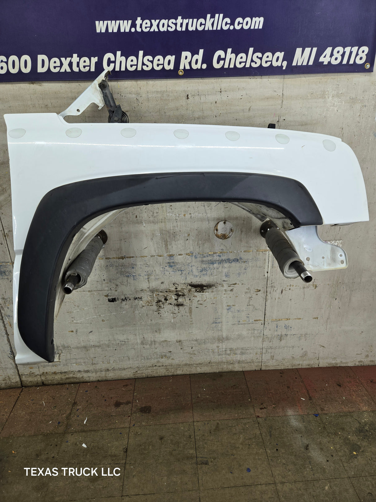 2003-2007 Chevrolet Silverado / Tahoe / Suburban 1500 2500 3500 HD RH Passenger Side "Cateye" Front Fender - Summit White