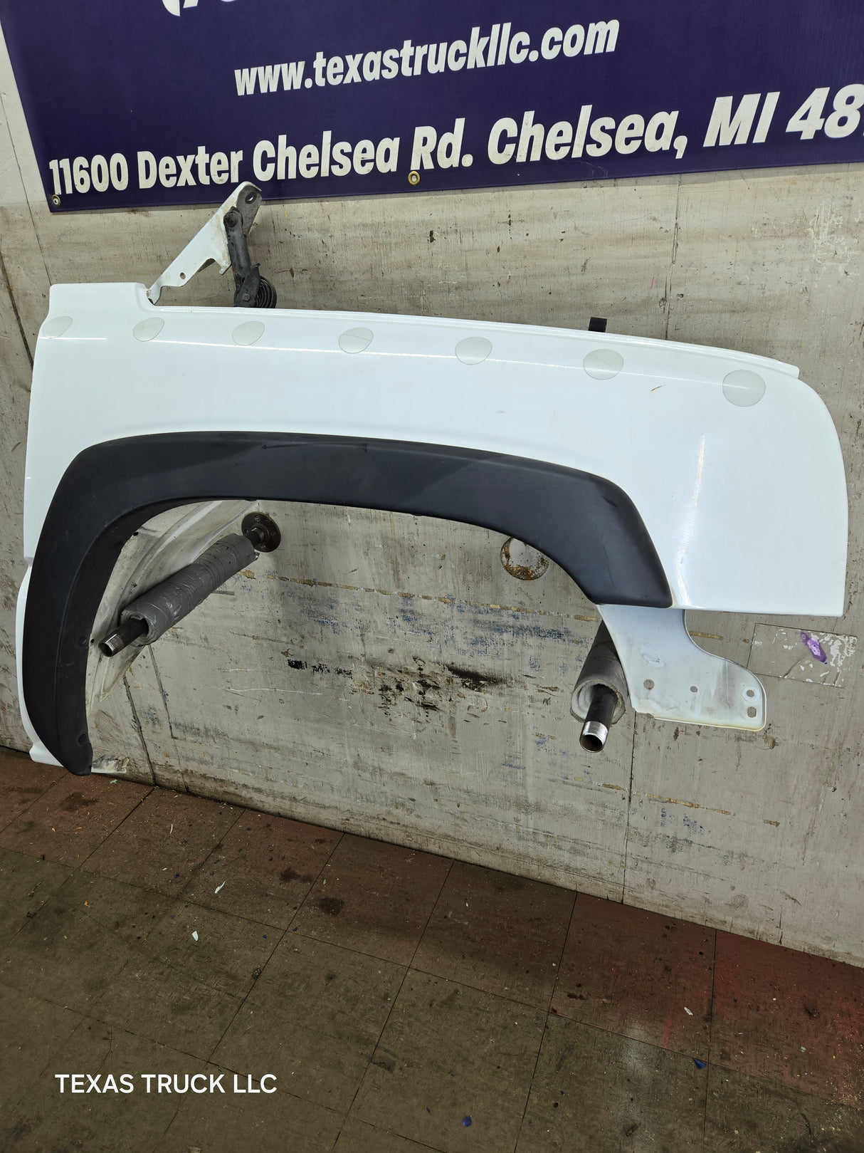2003-2007 Chevrolet Silverado / Tahoe / Suburban 1500 2500 3500 HD RH Passenger Side "Cateye" Front Fender - Summit White