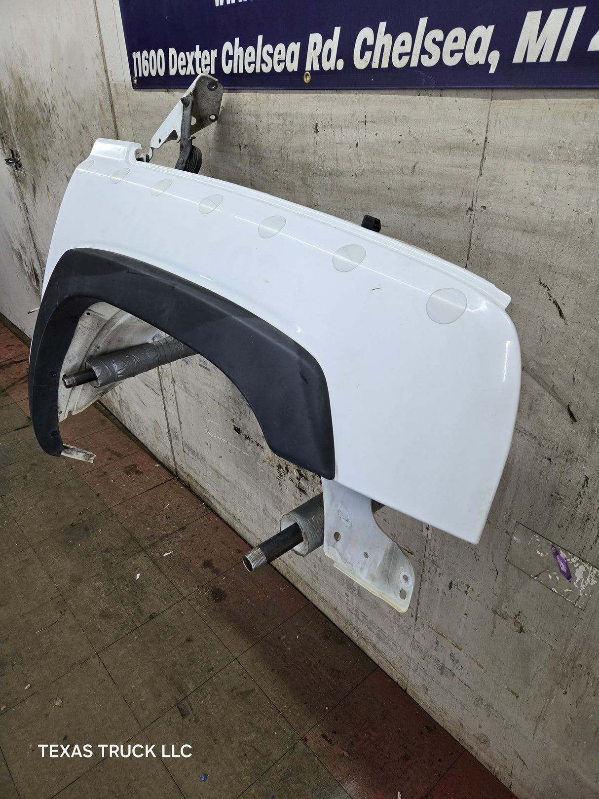 2003-2007 Chevrolet Silverado / Tahoe / Suburban 1500 2500 3500 HD RH Passenger Side "Cateye" Front Fender - Summit White
