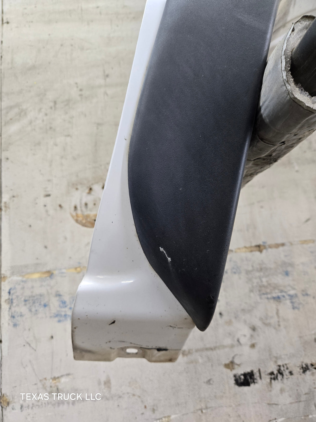 2003-2007 Chevrolet Silverado / Tahoe / Suburban 1500 2500 3500 HD RH Passenger Side "Cateye" Front Fender - Summit White
