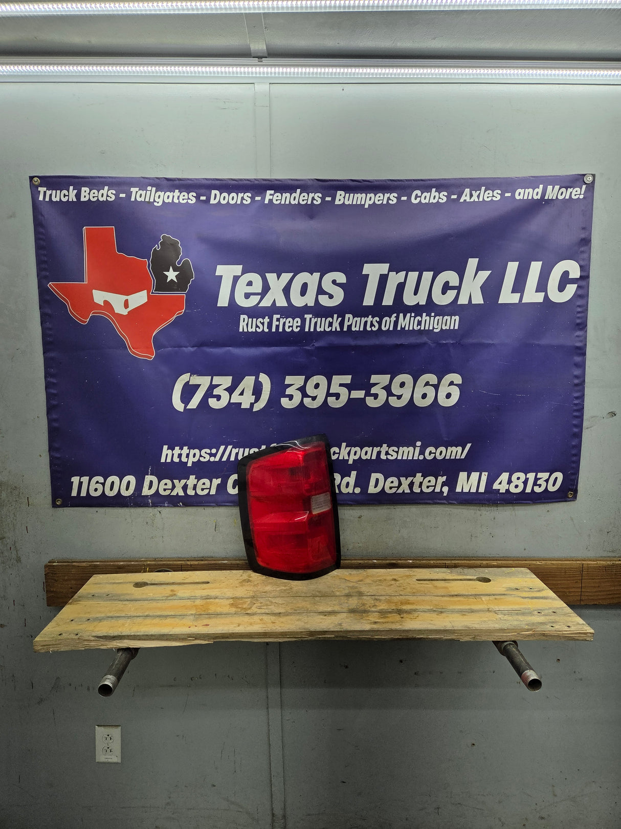 2014-2019 Chevy Silverado Driver Side Halogen Tail Light 23431875