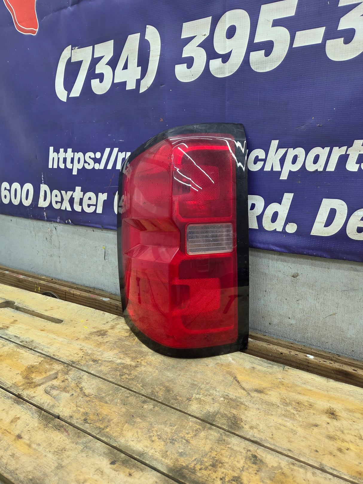 2014-2019 Chevy Silverado Driver Side Halogen Tail Light 23431875