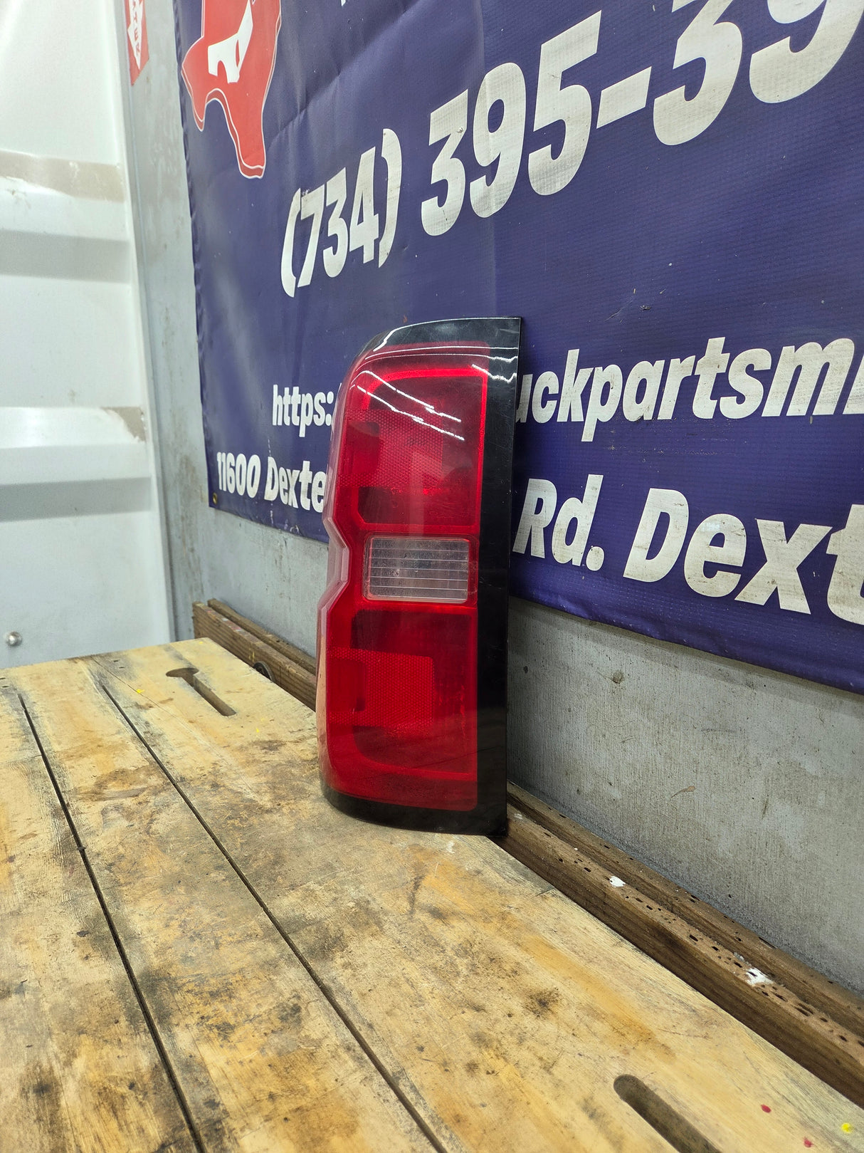 2014-2019 Chevy Silverado Driver Side Halogen Tail Light 23431875
