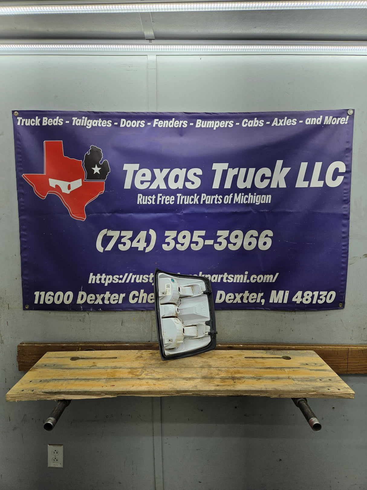 2014-2019 Chevy Silverado Driver Side Halogen Tail Light 23431875