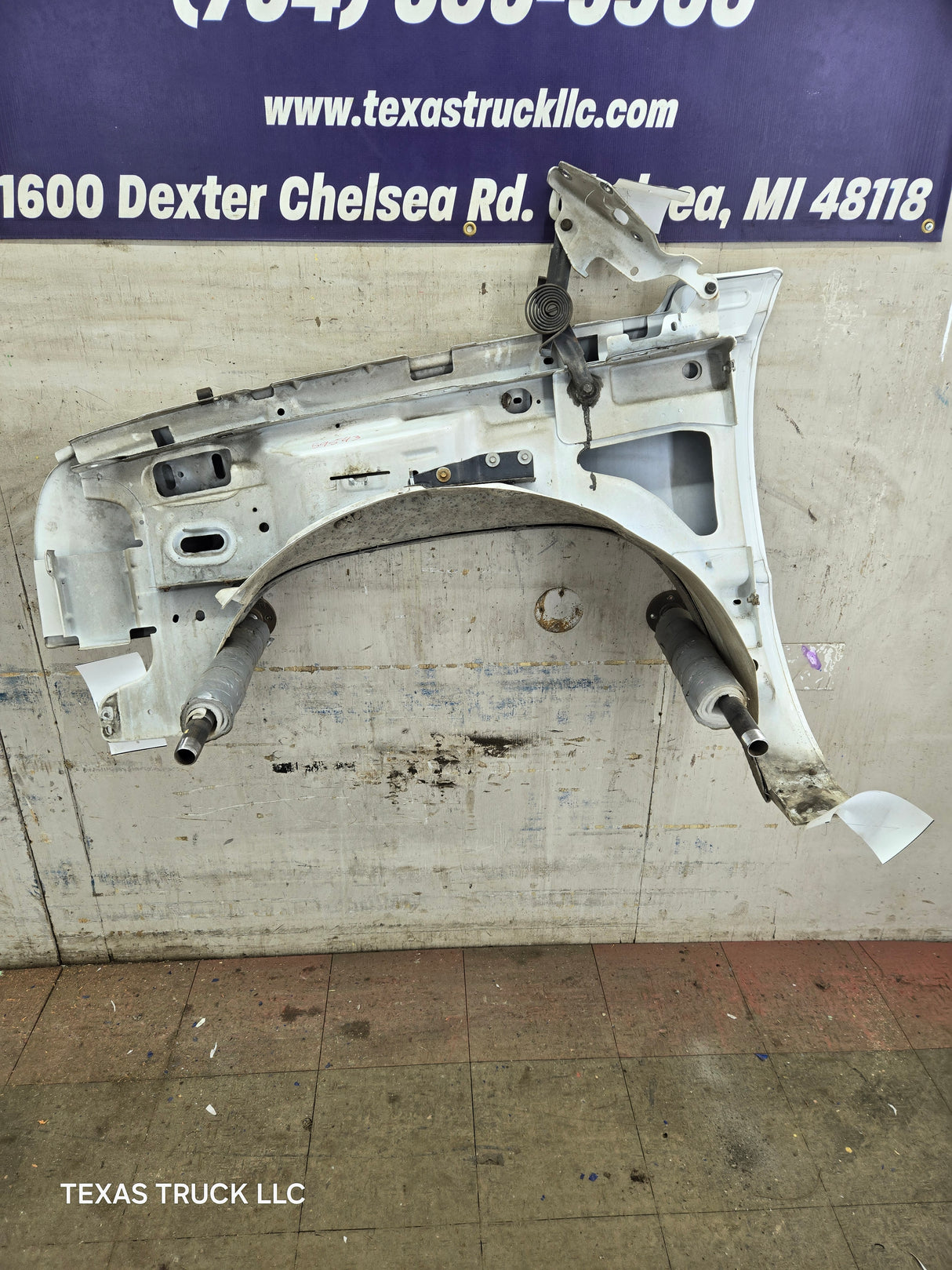 2003-2007 Chevrolet Silverado / Tahoe / Suburban 1500 2500 3500 HD RH Passenger Side "Cateye" Front Fender - Summit White
