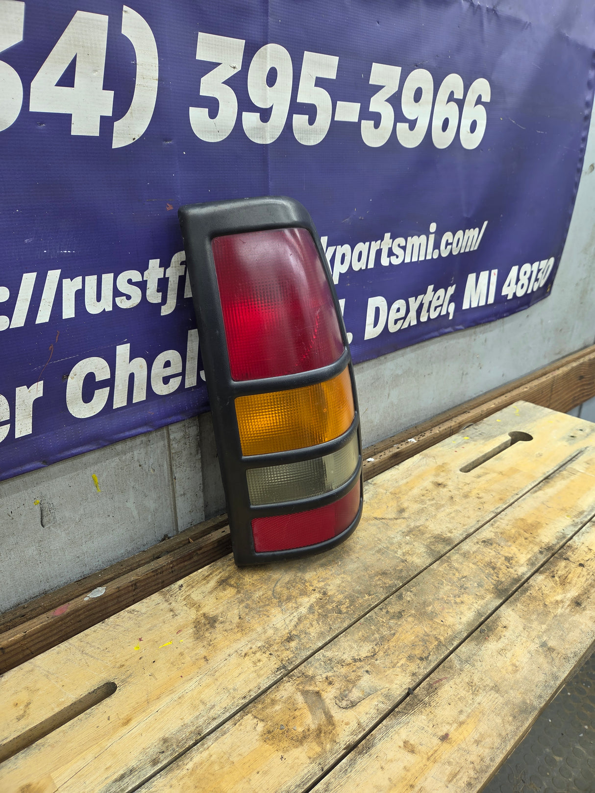 2001–2003 Chevrolet Silverado/GMC 3500 Dually Passenger Side Tail Light