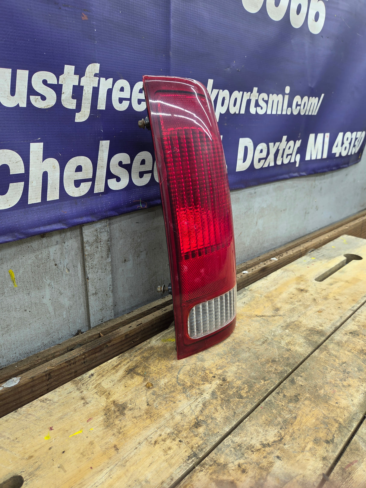 1999-2007 Ford Super Duty Passenger Side Tail Light F250 F350 F450 F550