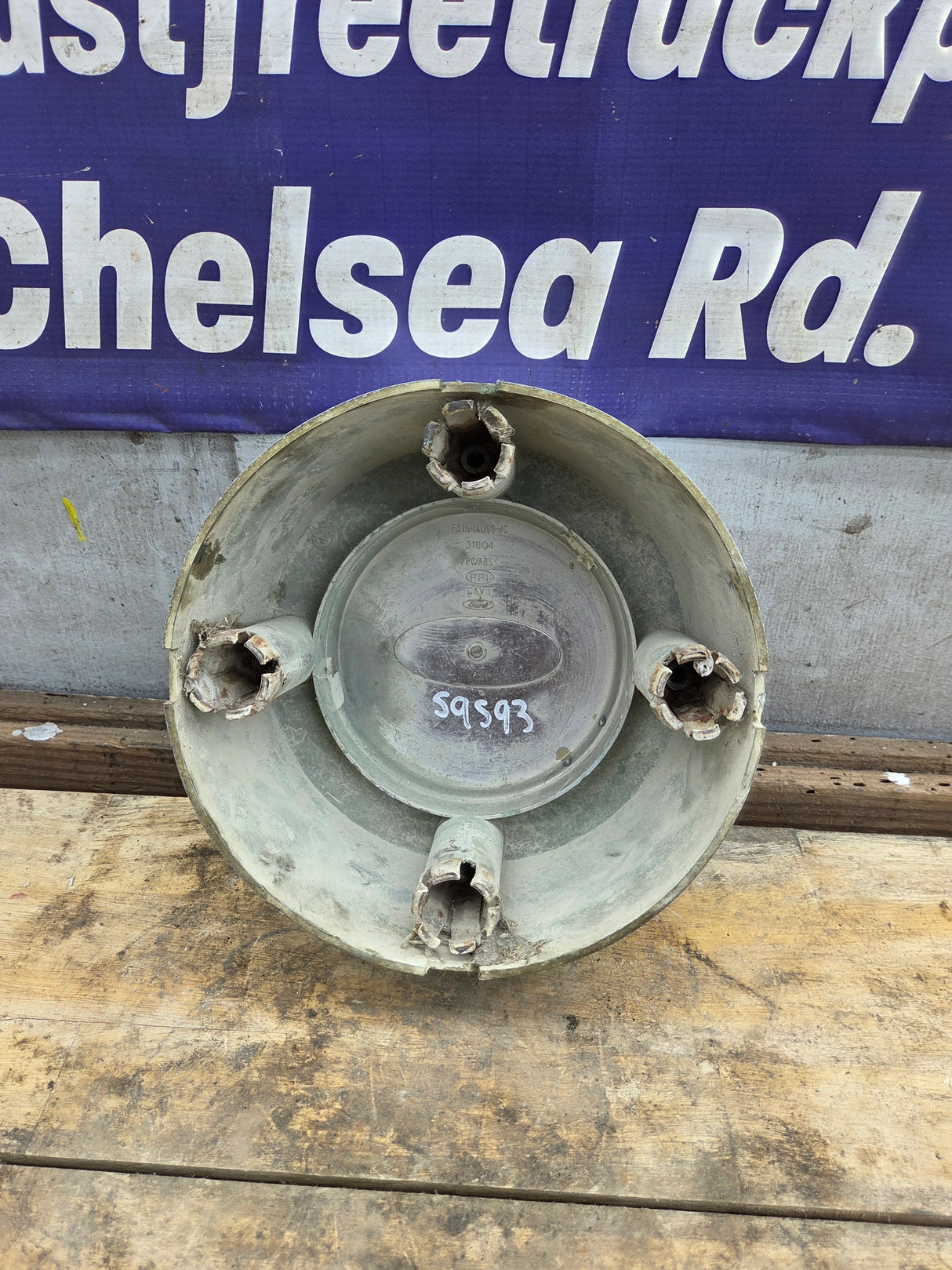 1999-2004 Ford Super Duty Rear Dually Hub Cap Center Cap F81A-1A096-JC F350 DRW 8 Lug