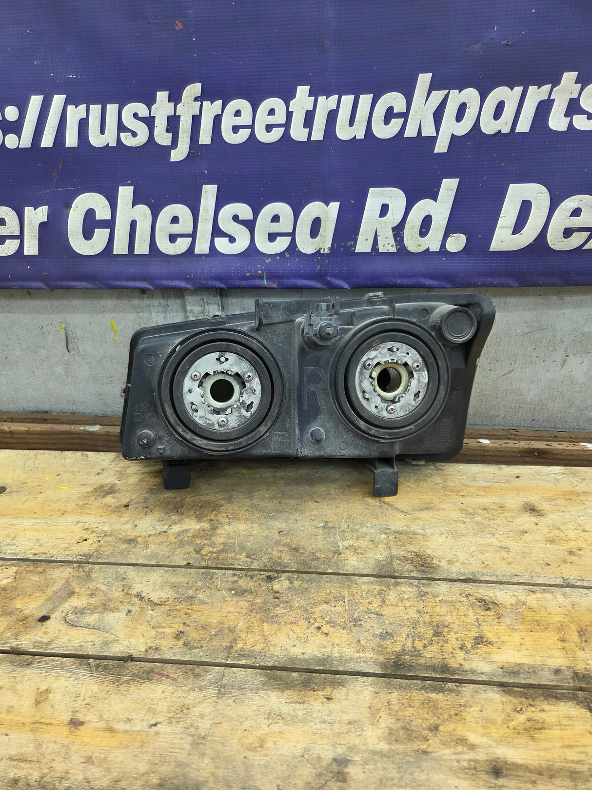 2003-2007 Chevrolet Silverado RH Passenger Side Headlight Assembly - 10396912