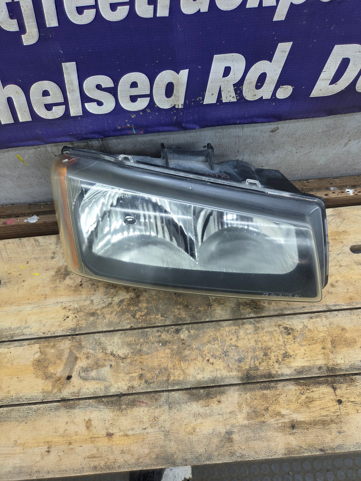 2003-2007 Chevrolet Silverado RH Passenger Side Headlight Assembly - 10396912