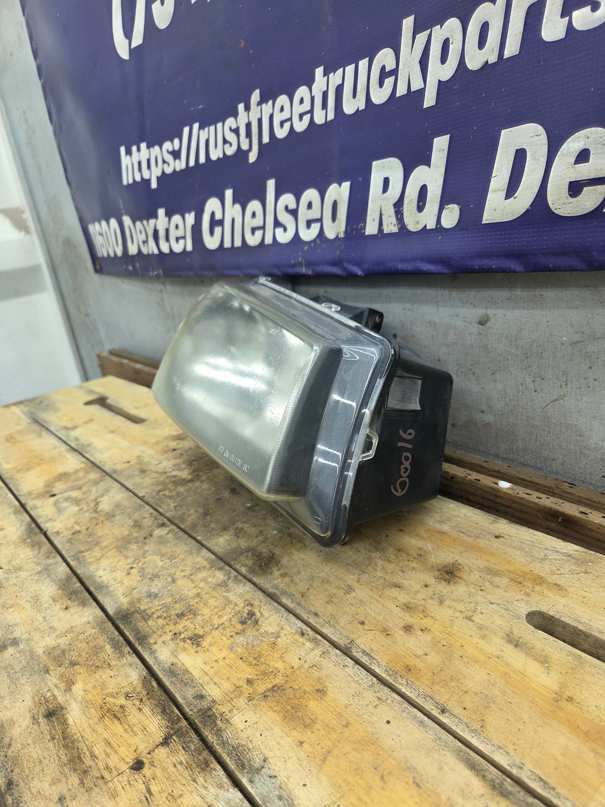 2003-2007 Chevrolet Silverado RH Passenger Side Headlight Assembly - 10396912